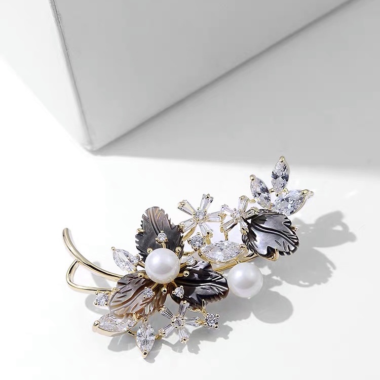 Clover pearl brooch