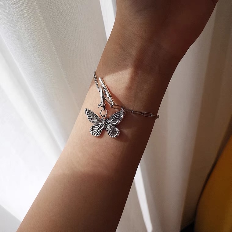 Korean retro butterfly bracelet, retro silver, unique and versatile, aged collarbone chain, the same style chain bracelet, ins style for girls Application Scenario