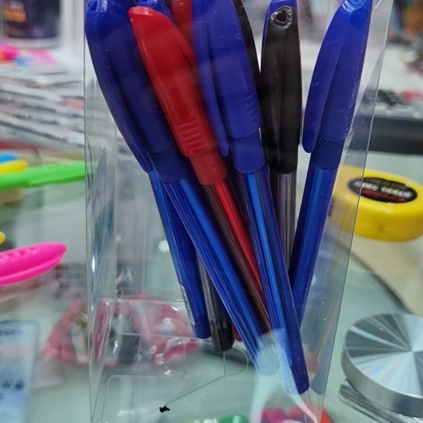 558圆珠笔有蓝色笔芯，黑色笔芯，红色笔芯