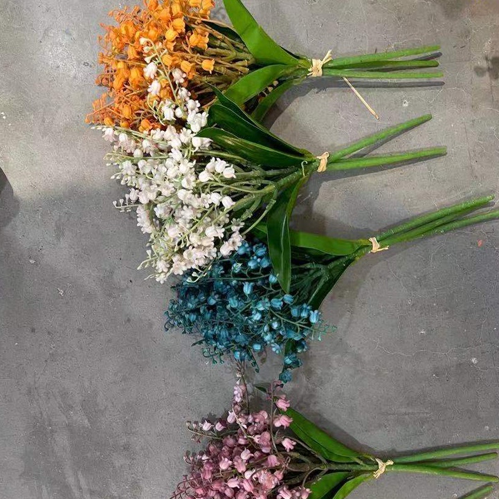 Bouquet of small mixed colour flowers