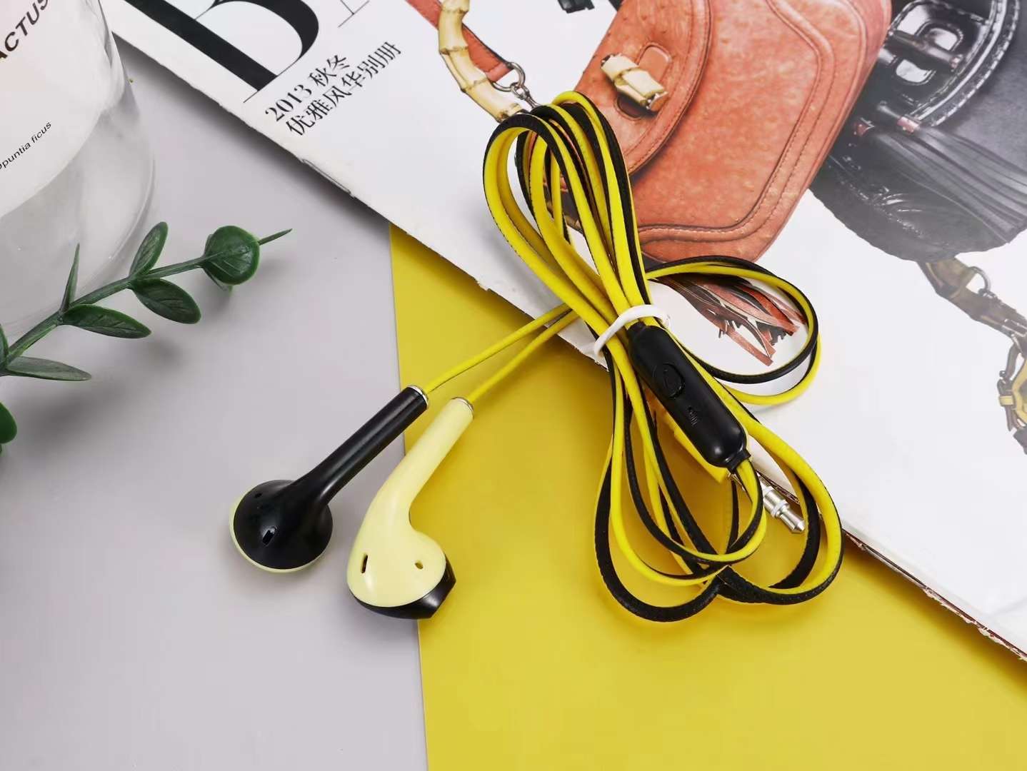 Guangdong Sogo headphones, dual-color mobile phone headphones, in-ear headsets, MP3 earbuds, wired headphones, small headphones, fashionable and creative products Application Scenario