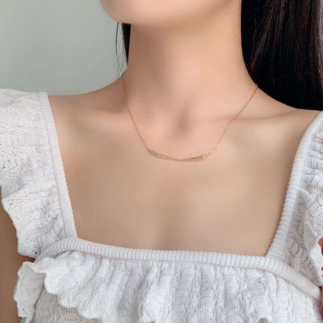 The smiling face necklace features a simple and niche design. It is made of K gold with a twisted smile and a collarbone chain for women Specification image