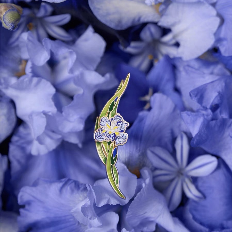 Wisteria leaf brooch