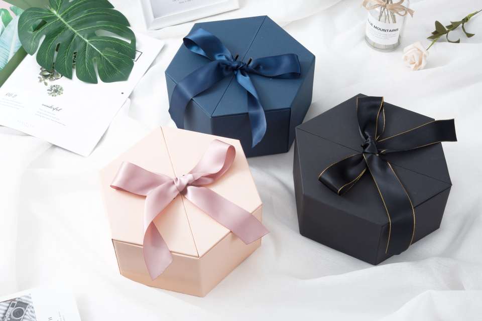 Black hexagonal gift box, present box, snack box, souvenir box, birthday gift box details Picture