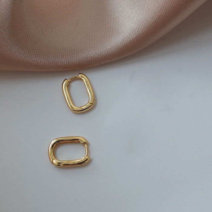 The C-12 Zircon stud earrings are gentle, versatile, and exude a sense of high-end sophistication in daily life. They are mini and compact
