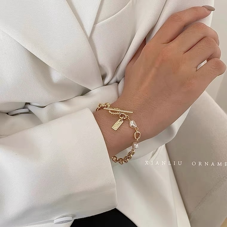 Pearl chain portrait bracelet for women, an Instagram niche design bracelet, with a unique and elegant style. It's a student's best friend and a popular online jewelry accessory details Picture