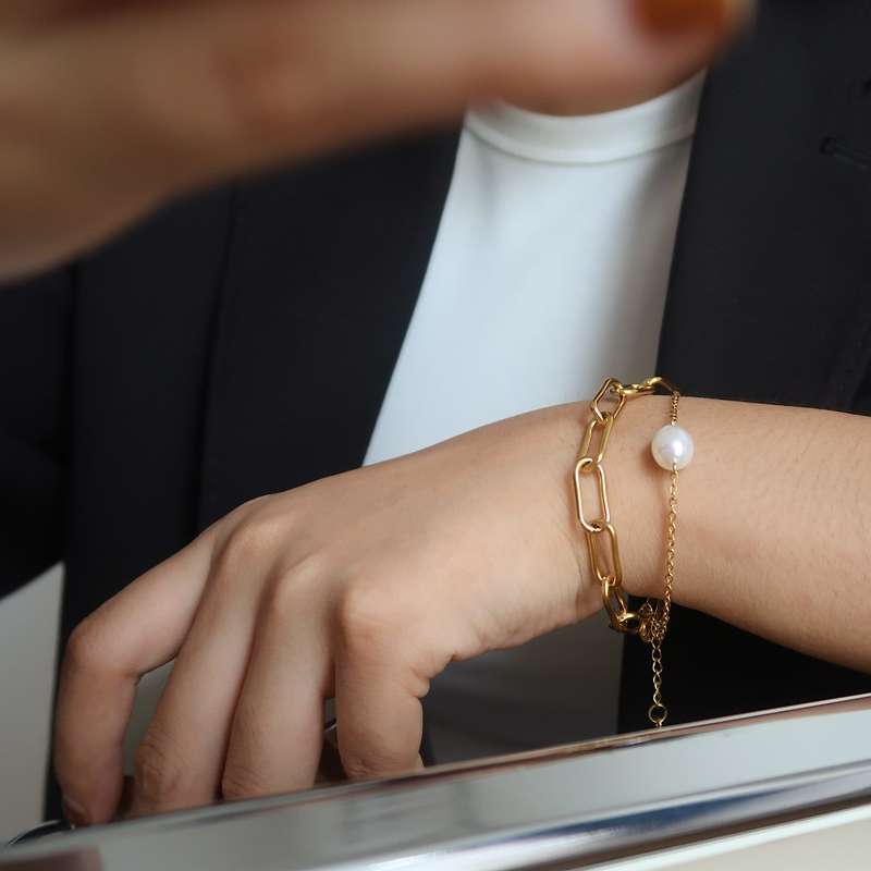 Double-layer natural pearl pendant bracelet, retro style, exaggerated thick chain, square gold-plated jewelry for women Specification image