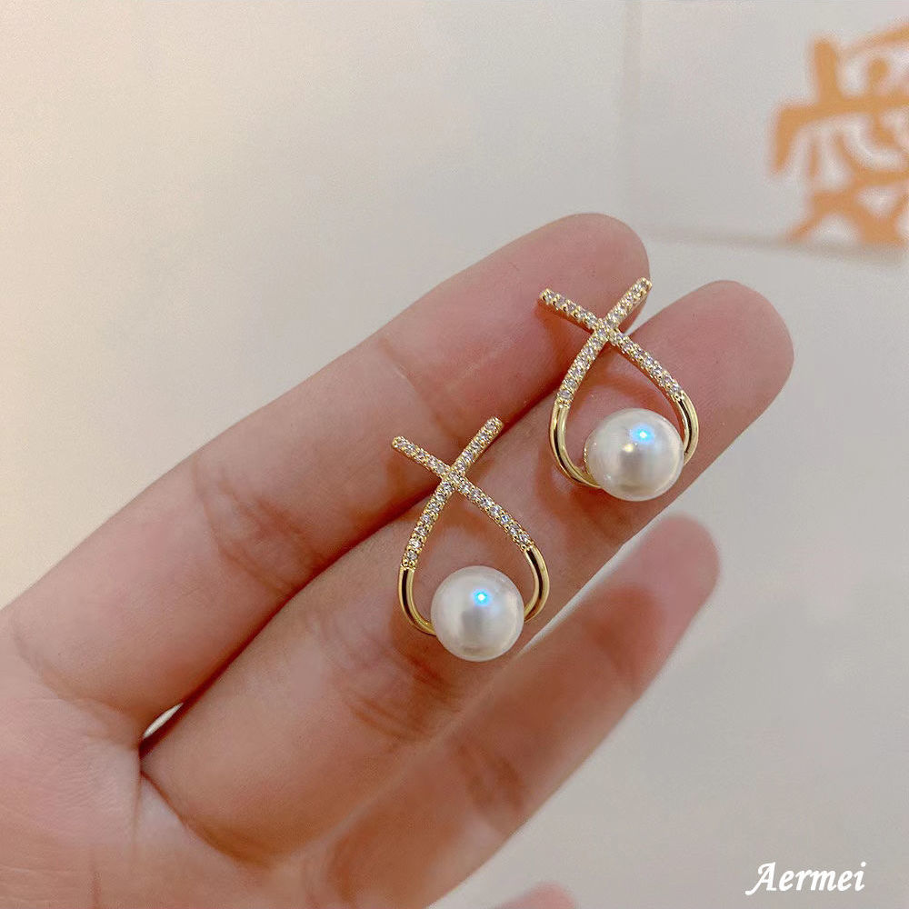 The C-6 Zircon ear studs are gentle, versatile, and exude a sense of high-end sophistication in daily life. They are mini and compact