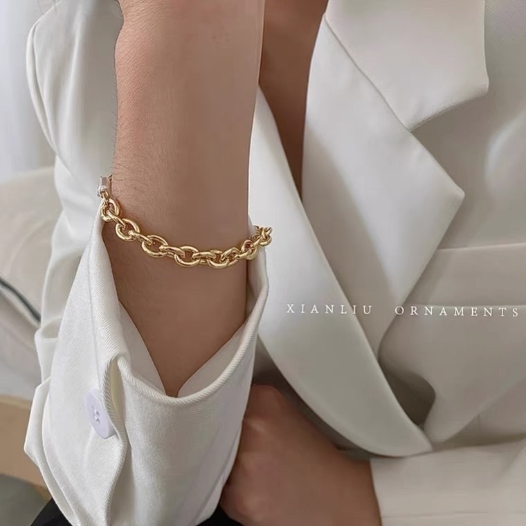 Pearl chain portrait bracelet for women, an Instagram niche design bracelet, with a unique and elegant style. It's a student's best friend and a popular online jewelry accessory Specification image