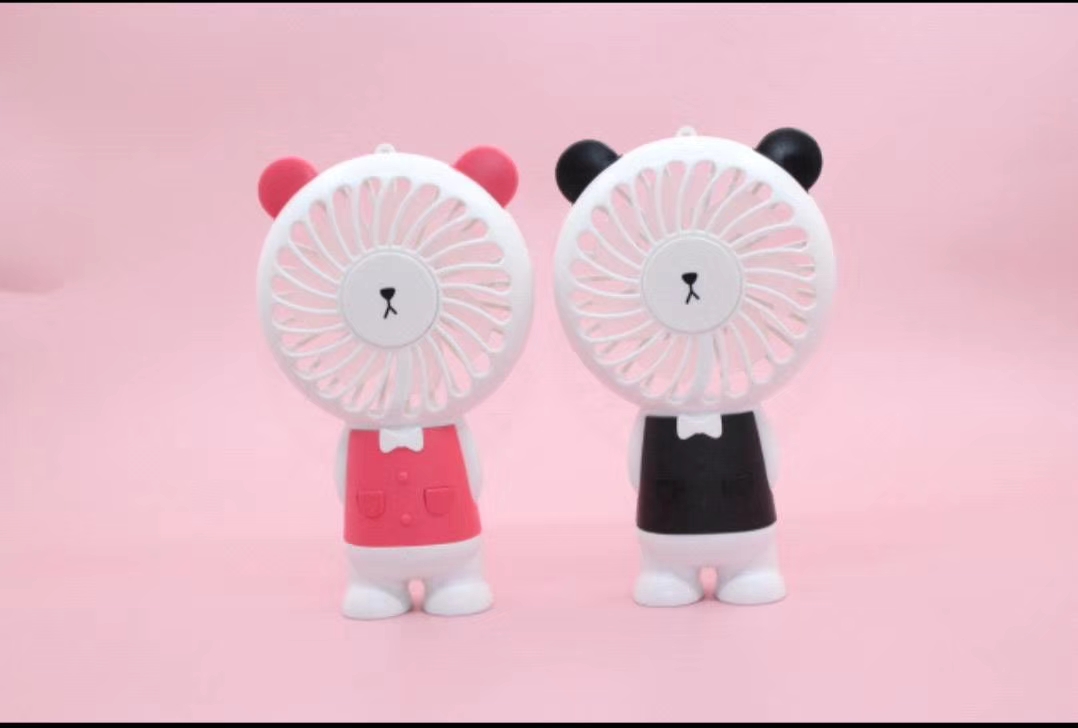 Jianqing Electronics USB Fan Charging Bear Fan Mini Fan Wholesale 01 Application Scenario
