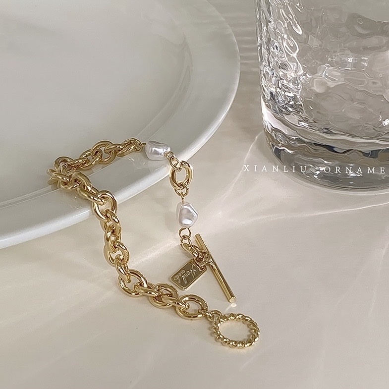 Pearl chain portrait bracelet for women, an Instagram niche design bracelet, with a unique and elegant style. It's a student's best friend and a popular online jewelry accessory Item Picture
