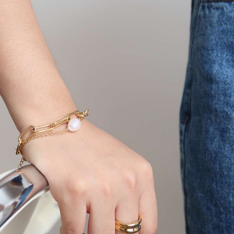 Double-layer natural pearl pendant bracelet, retro style, exaggerated thick chain, square gold-plated jewelry for women details Picture