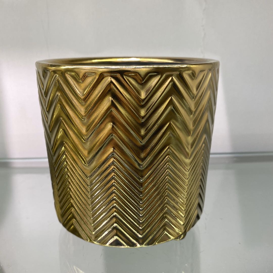 Simulated potted plants, ceramic flowerpots, electroplated gold flowerpots, succulent flowerpots, ceramic handicrafts, living room decoration, home, European luxurious, fashionable and creative dry flower arrangement, simulated flowers, home decoration items, golden castle vases Application Scenario