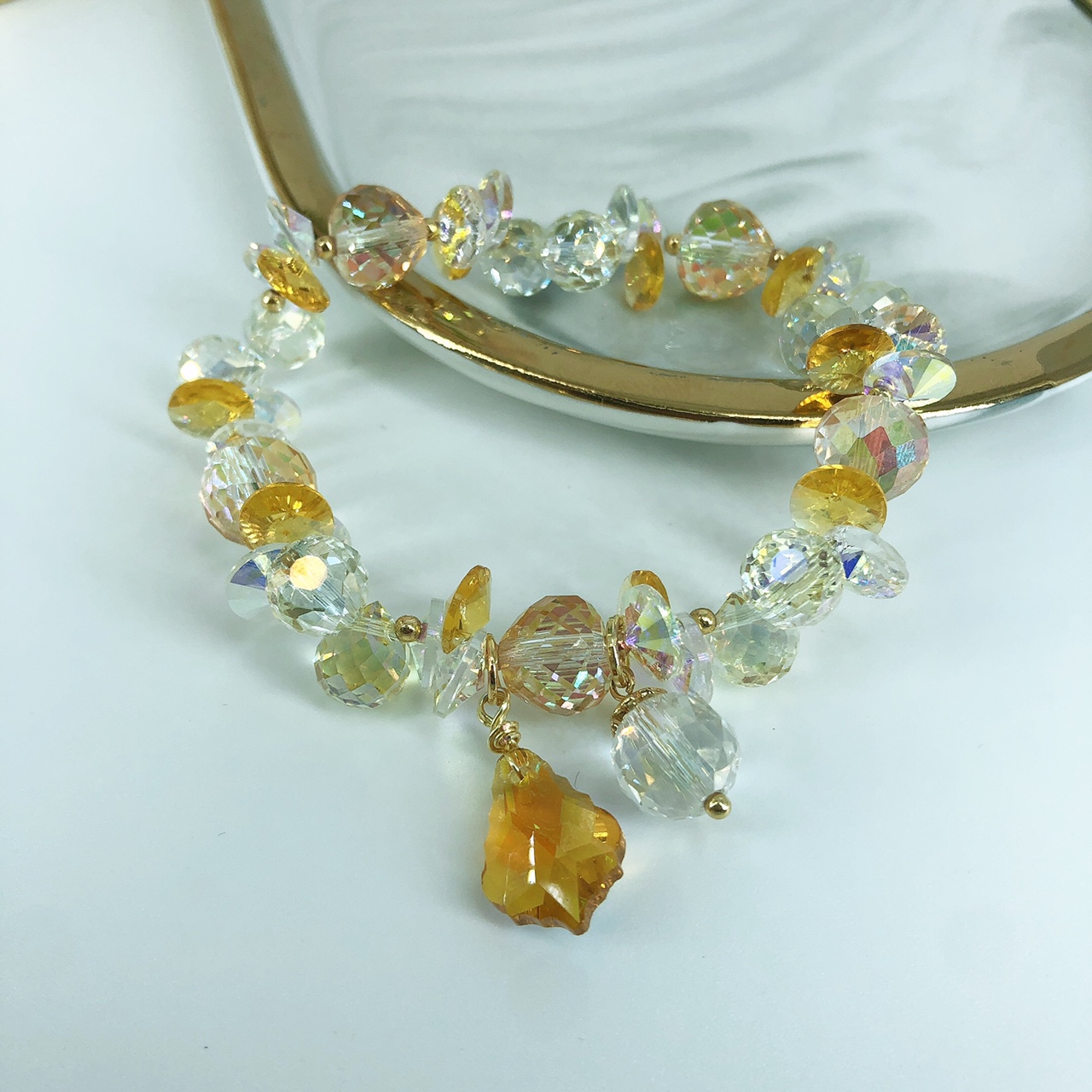 Super shiny and bright yellow ins bracelet for girls to give as a gift to their best friend