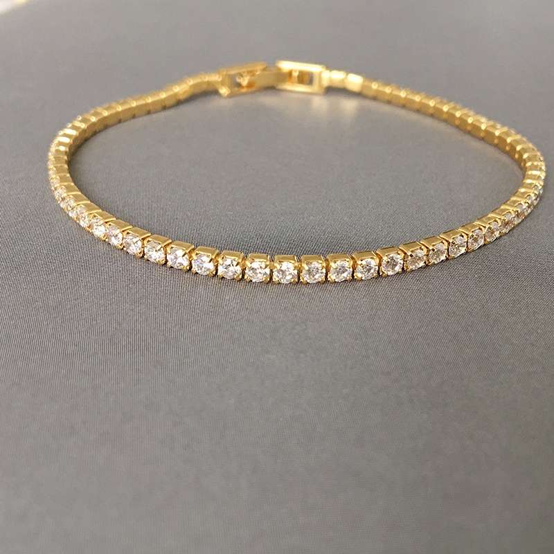 This ultra-sparkling and ethereal bracelet exudes an exquisite and high-end feel. It features extremely fine diamond-encrusted rhinestones, exuding a fashionable and elegant charm Item Picture
