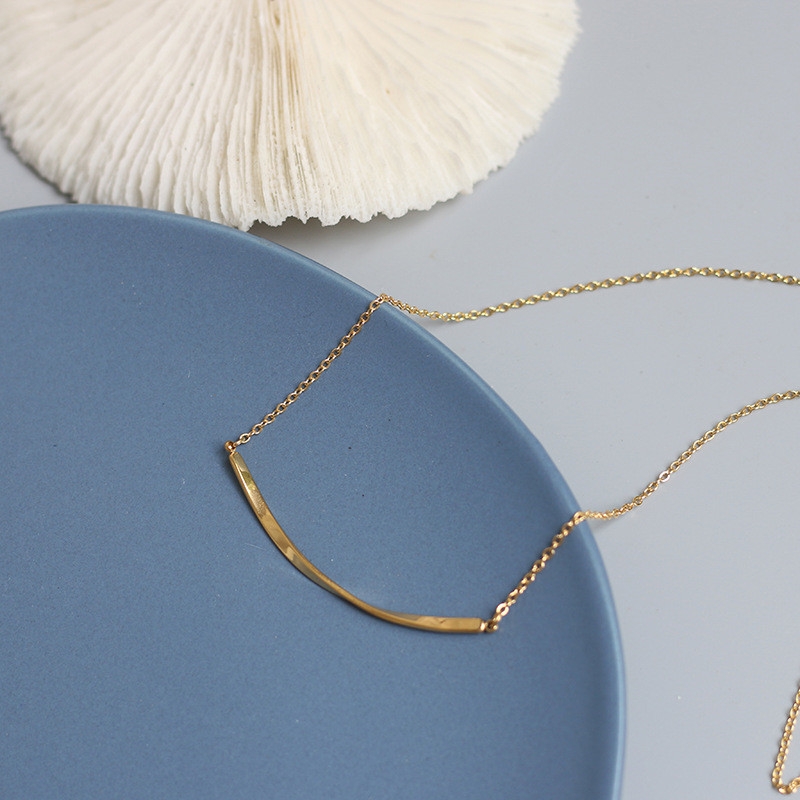 The smiling face necklace features a simple and niche design. It is made of K gold with a twisted smile and a collarbone chain for women Application Scenario