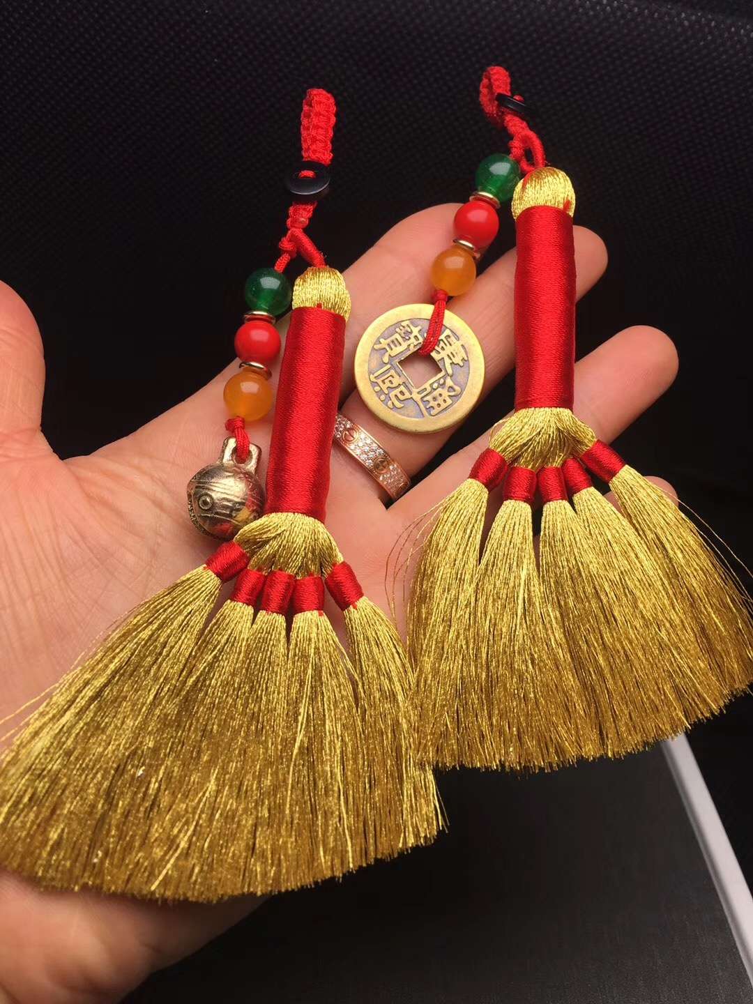 Copper keychain - gold broom Specification image