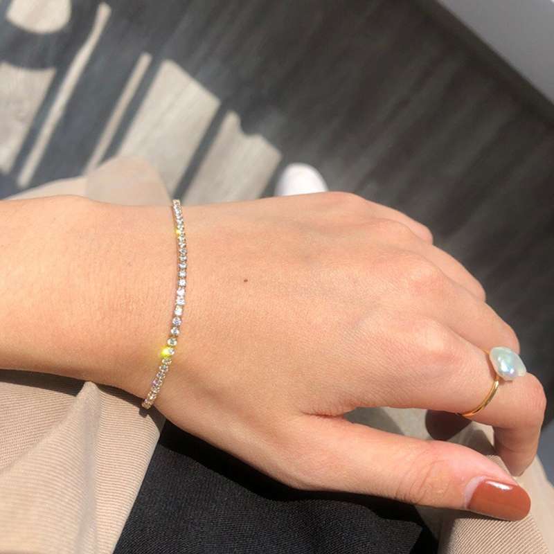 This ultra-sparkling and ethereal bracelet exudes an exquisite and high-end feel. It features extremely fine diamond-encrusted rhinestones, exuding a fashionable and elegant charm Specification image