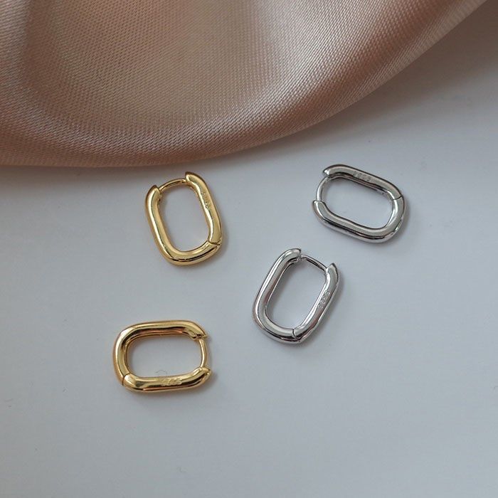 The C-12 Zircon stud earrings are gentle, versatile, and exude a sense of high-end sophistication in daily life. They are mini and compact Specification image