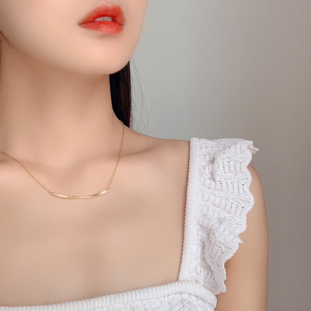 The smiling face necklace features a simple and niche design. It is made of K gold with a twisted smile and a collarbone chain for women Item Picture