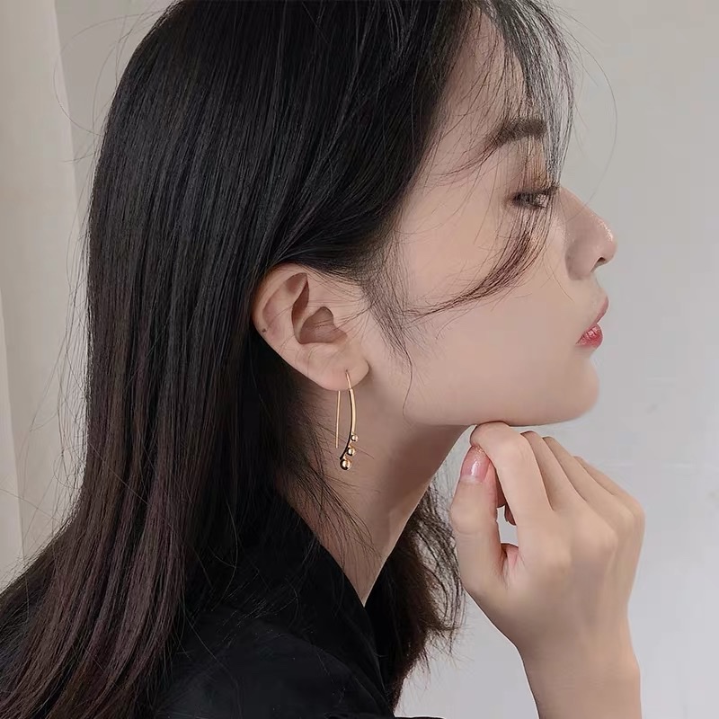 s925 sterling silver round bead high-end earrings, a unique, elegant, simple and fashionable style for women, a Korean personalized ear hook that is popular on the Internet. 2 Application Scenario
