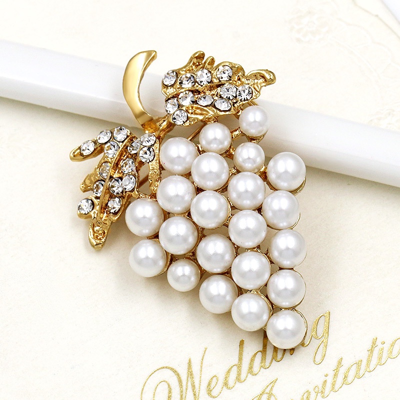 Korean version of the new fashion crystal grape pearl brooch alloy diamond-inlaid corsage women's clothing clothing pin
