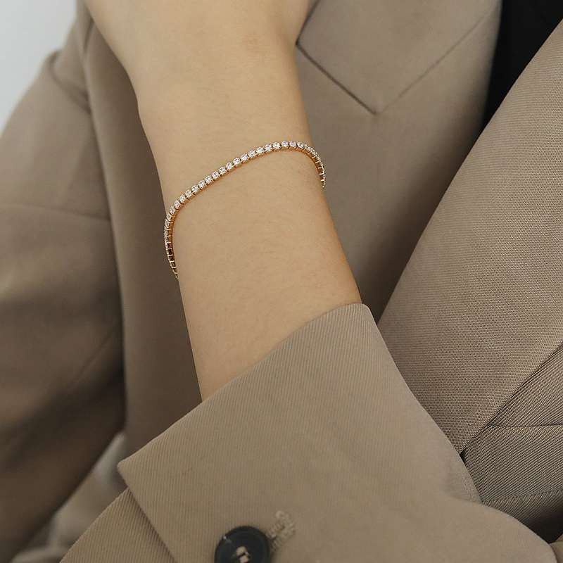This ultra-sparkling and ethereal bracelet exudes an exquisite and high-end feel. It features extremely fine diamond-encrusted rhinestones, exuding a fashionable and elegant charm Application Scenario