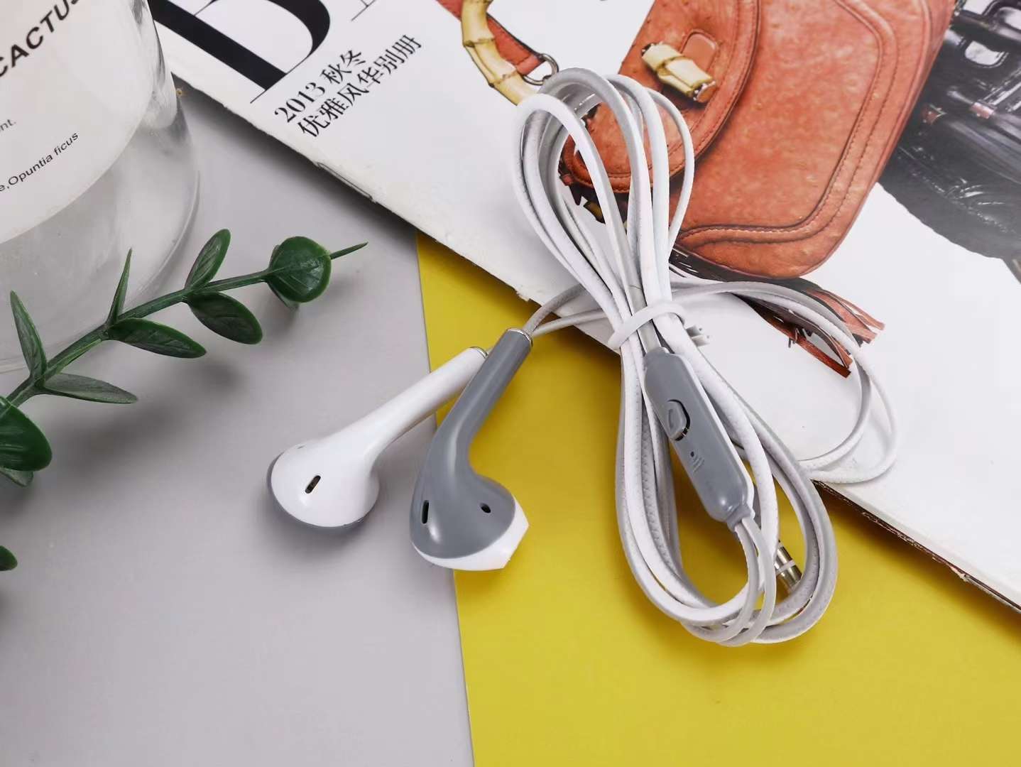 Guangdong Sogo headphones, dual-color mobile phone headphones, in-ear headsets, MP3 earbuds, wired headphones, small headphones, fashionable and creative products Item Picture