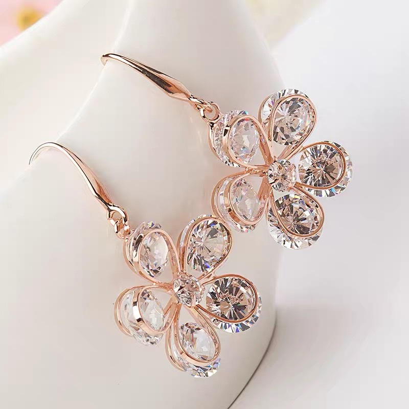 Exquisite snowflake luxurious and high-end long fashionable and trendy ear hooks Item Picture
