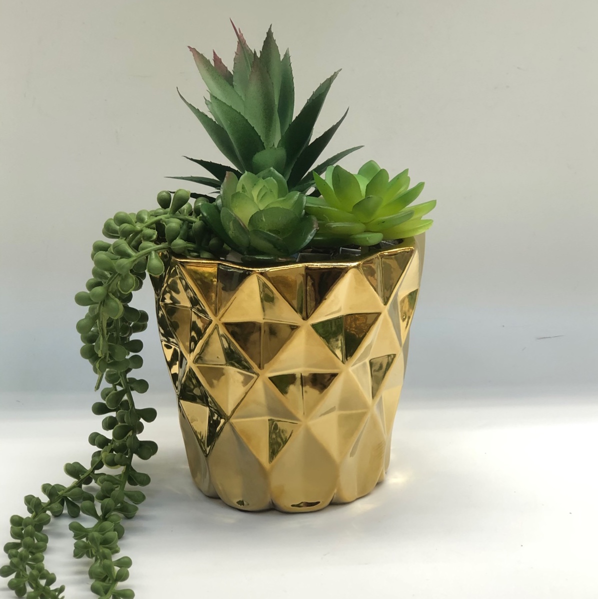 Simulated potted plants, ceramic flowerpots, electroplated gold flowerpots, golden castle vases, ceramic handicrafts, living room decoration, home decoration, European luxurious, fashionable and creative dry flower arrangement, simulated flowers, home decoration, Christmas