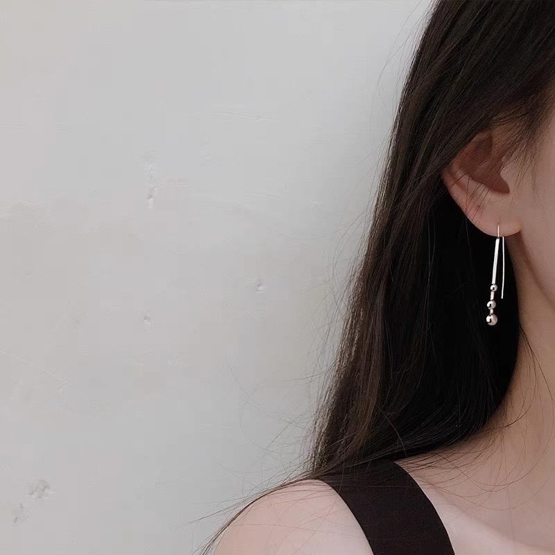 s925 sterling silver round bead high-end earrings, a unique, elegant, simple and fashionable style for women, a Korean personalized ear hook that is popular on the Internet. 2 Specification image