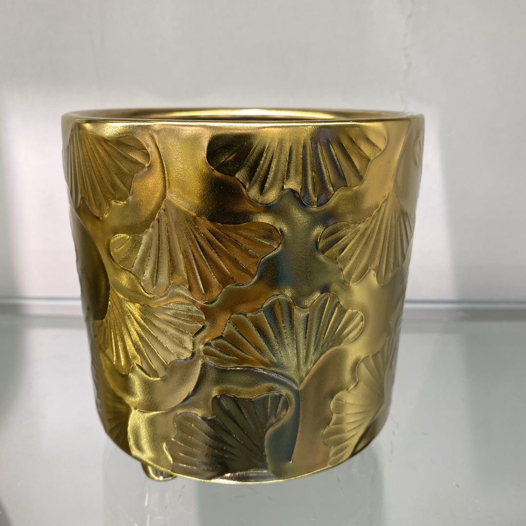 Simulated potted plants, ceramic flower POTS, electroplated gold flower POTS, succulent flower POTS, ceramic handicrafts, living room decoration, home, European luxurious, fashionable and creative dry flower POTS, golden castle vases