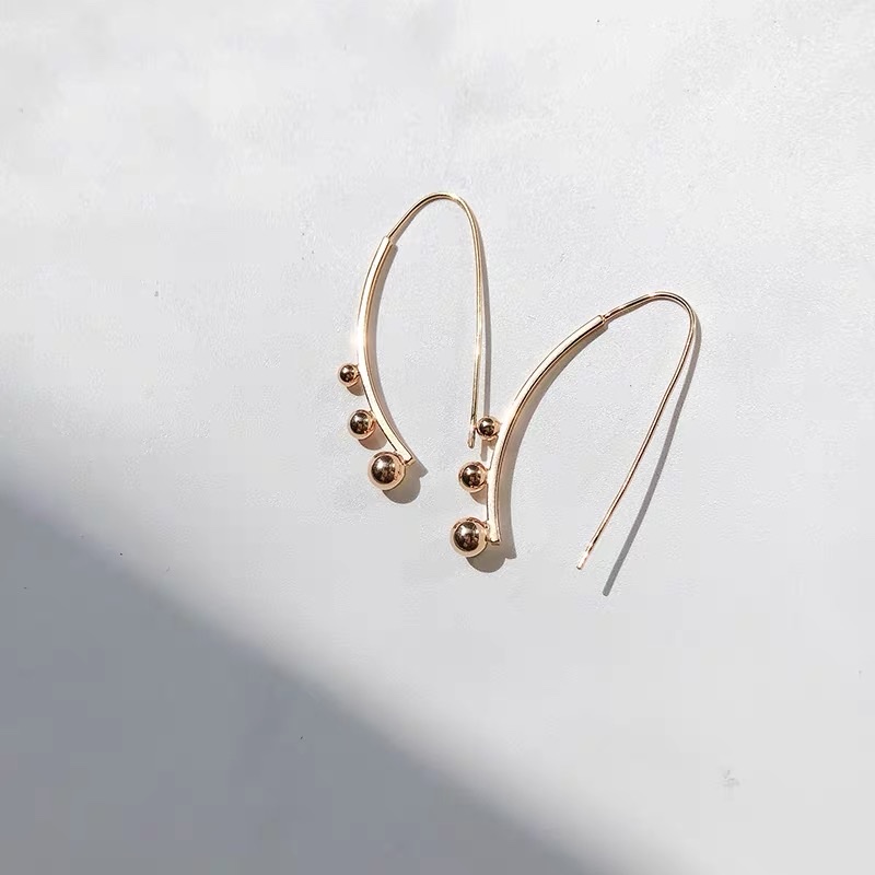 s925 sterling silver round bead high-end earrings, a unique, elegant, simple and fashionable style for women, a Korean personalized ear hook that is popular on the Internet. 2 details Picture