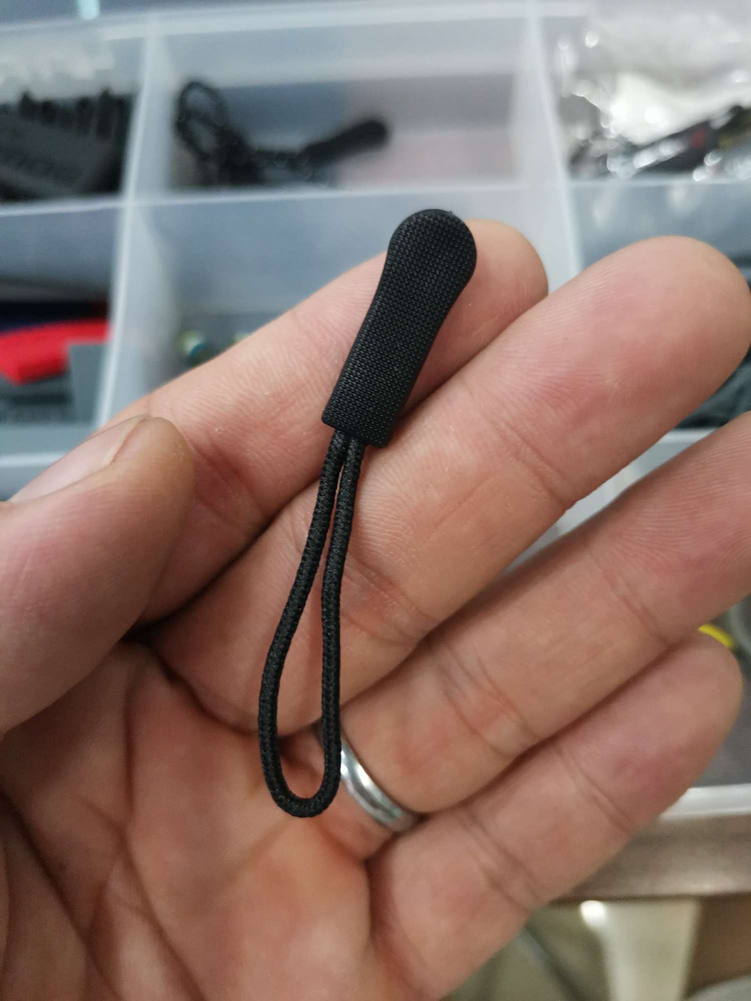 Injection molding tail pull, factory direct sales of various hardware accessories, plastic accessories, pull core buckles, square buckles, complete colors, wide variety, favorable prices. Welcome to customize with samples. Specification image