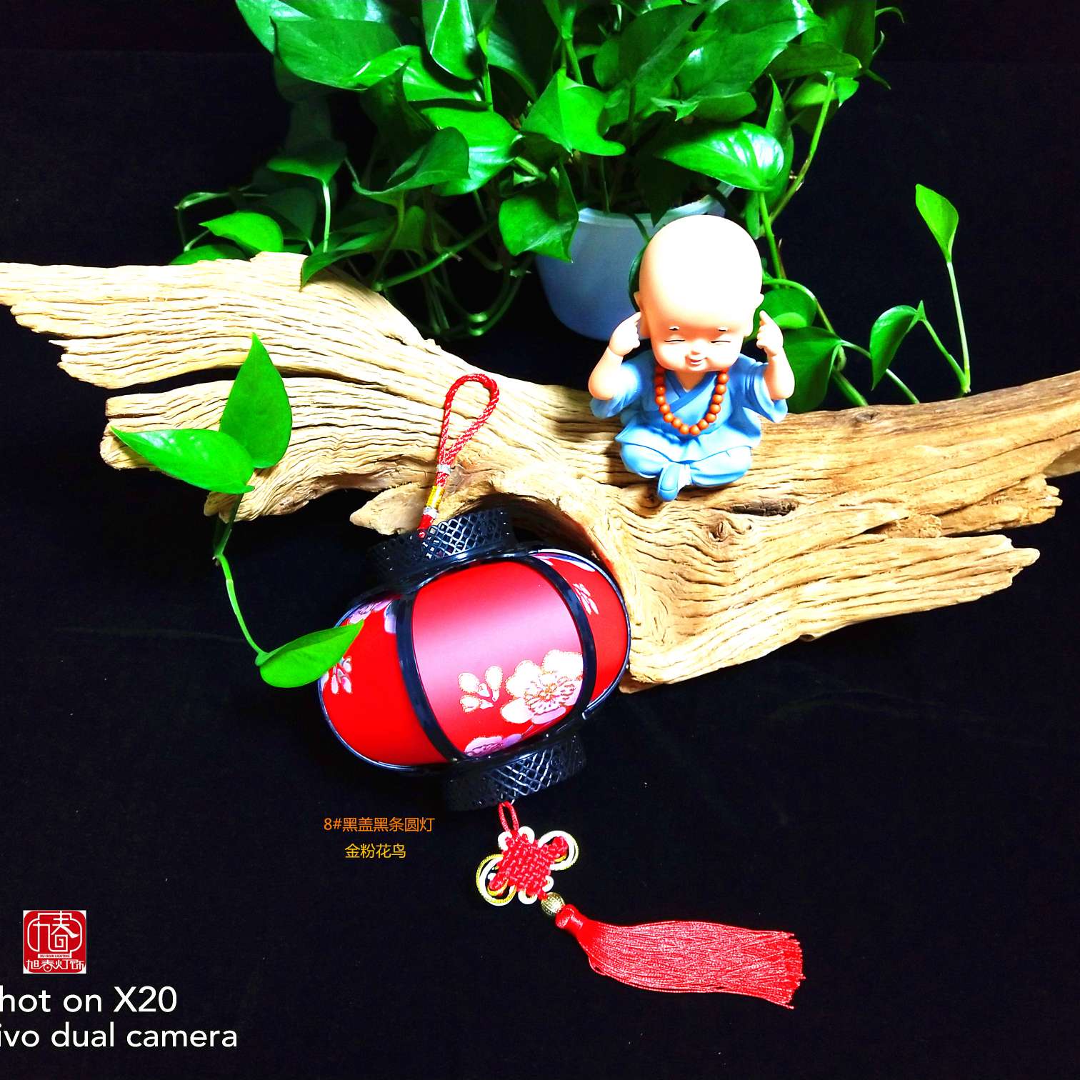 Children wearing Hanfu and holding palace lanterns are shining. Stage decoration for the 2021 Lantern Festival: Children carrying lanterns details Picture