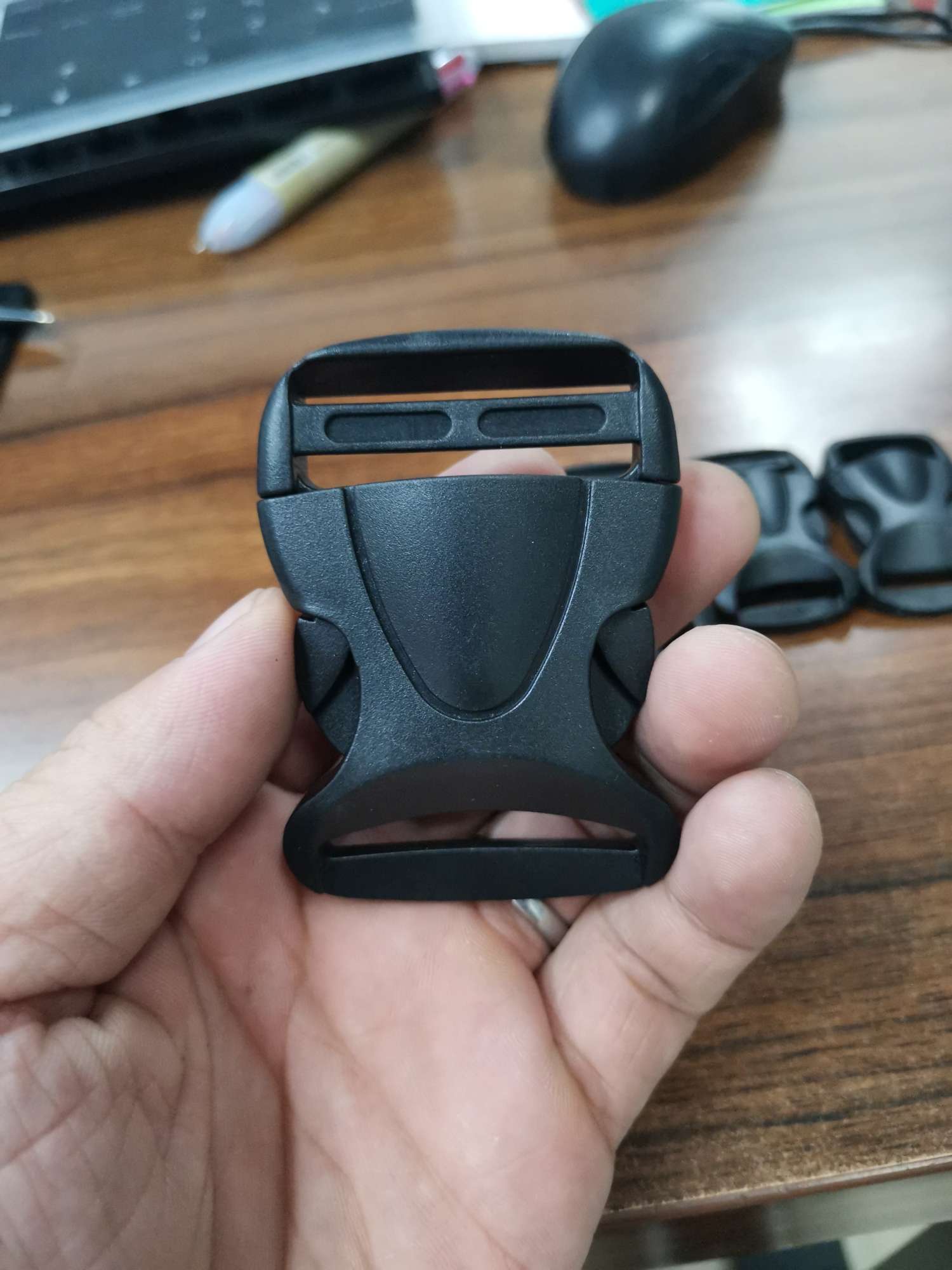 南瓜插扣，厂家直销各种五金配件，塑料配件，拉心扣，方扣，颜色齐全，种类繁多，价格优惠，欢迎来样定做。细节图