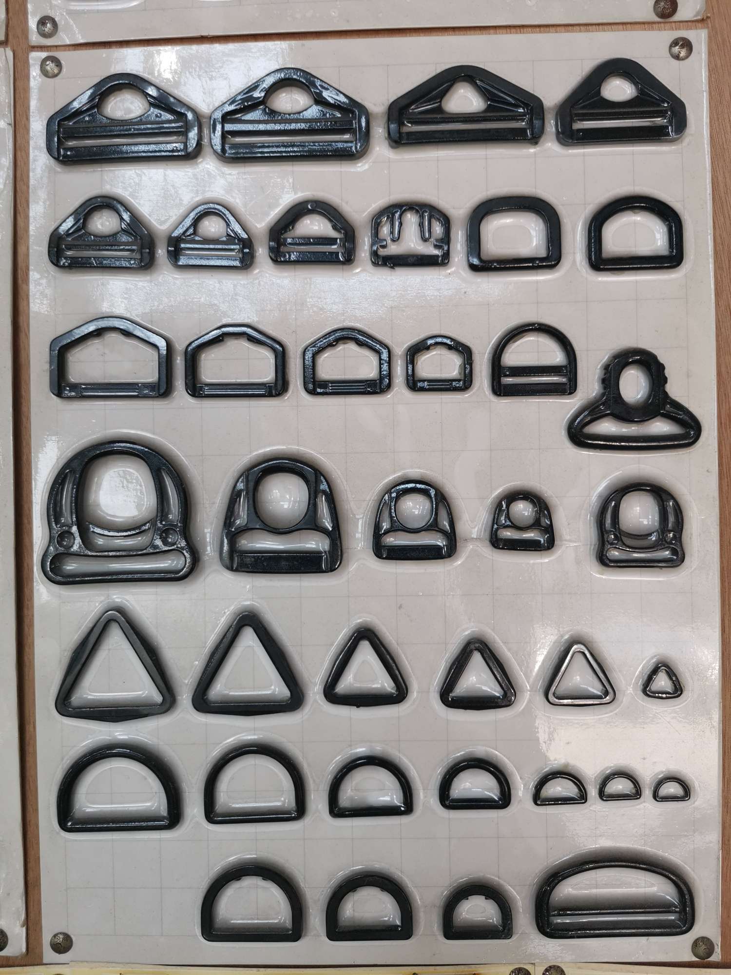 Plum blossom D buckle, factory direct sales of various hardware accessories, plastic accessories, pull heart buckle, square buckle, complete color range, wide variety, favorable price. Welcome to customize with samples. details Picture