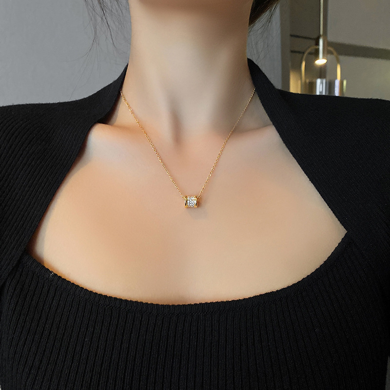 Elegant Little Waist 2021 New Niche Design Sense Pendant (Single pendant without chain) Application Scenario