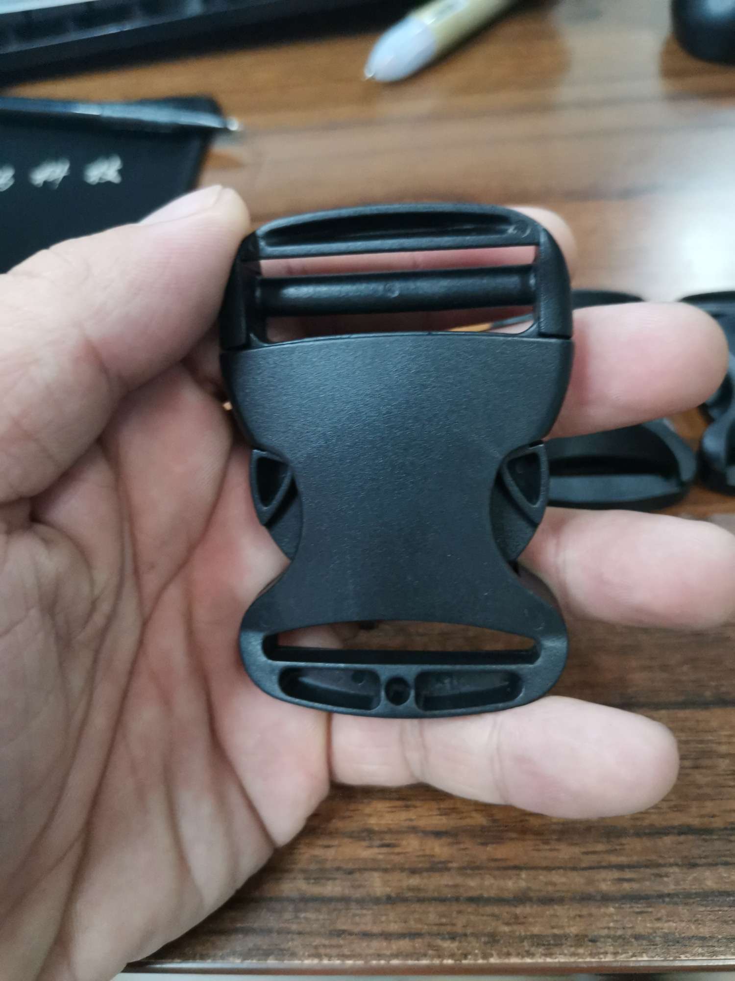 南瓜插扣，厂家直销各种五金配件，塑料配件，拉心扣，方扣，颜色齐全，种类繁多，价格优惠，欢迎来样定做。产品图