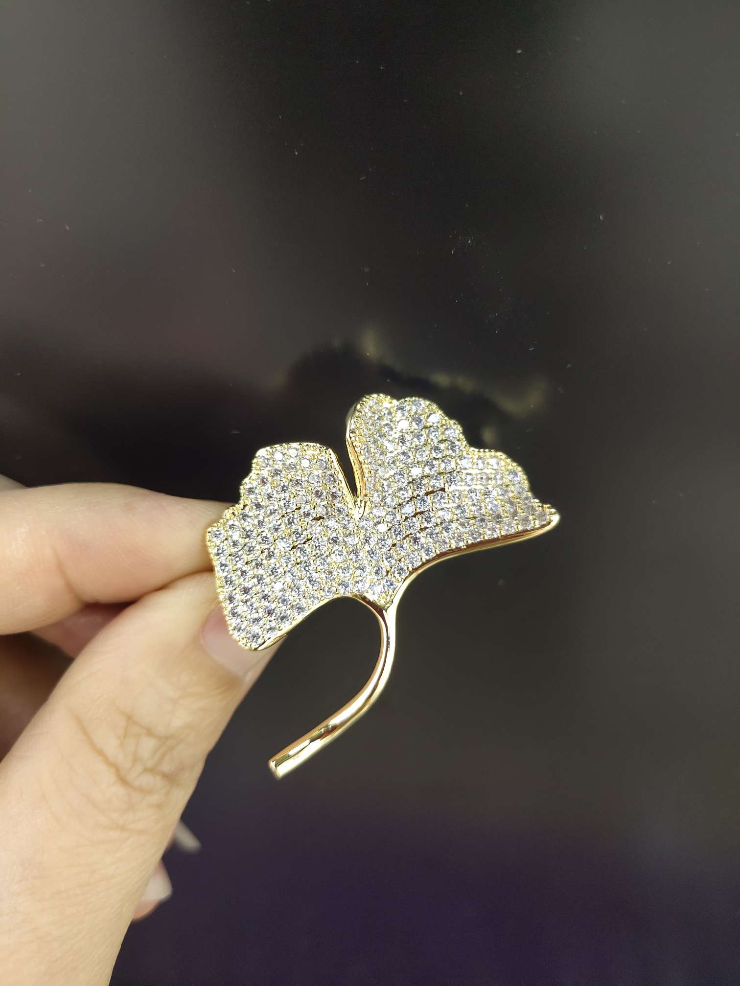 Korean-style fashionable ginkgo leaf high-end anti-glare overcoat suit accessory brooch details Picture