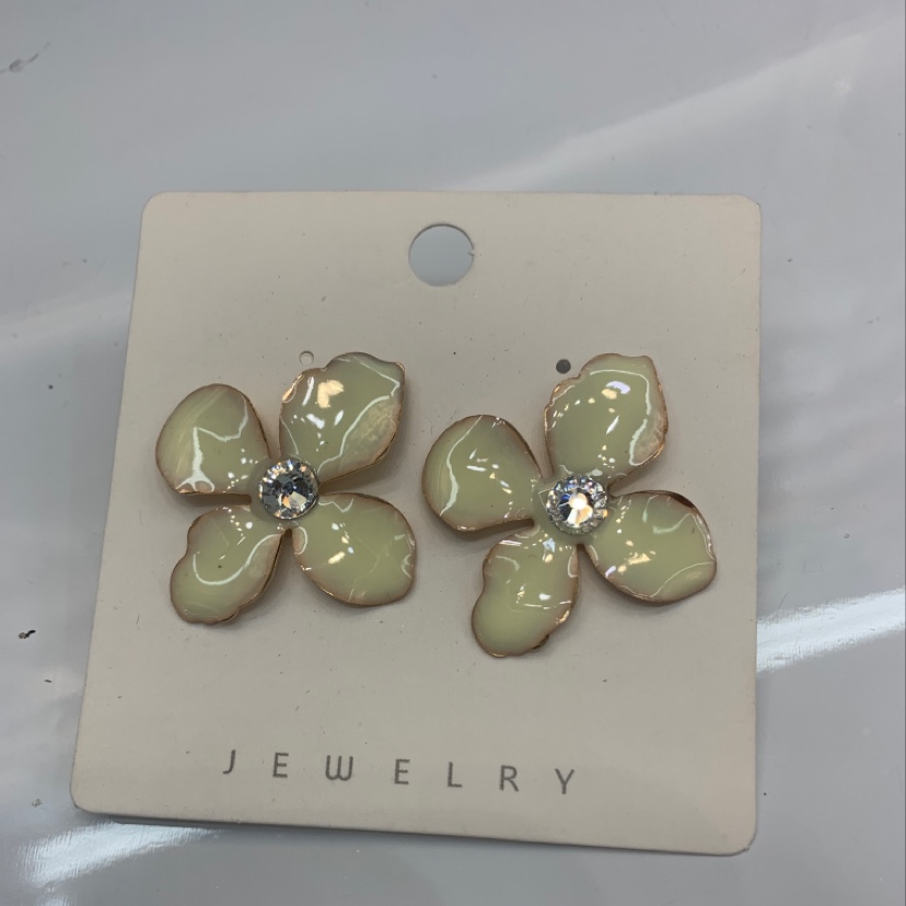 Fashion trends go with pure white earring studs