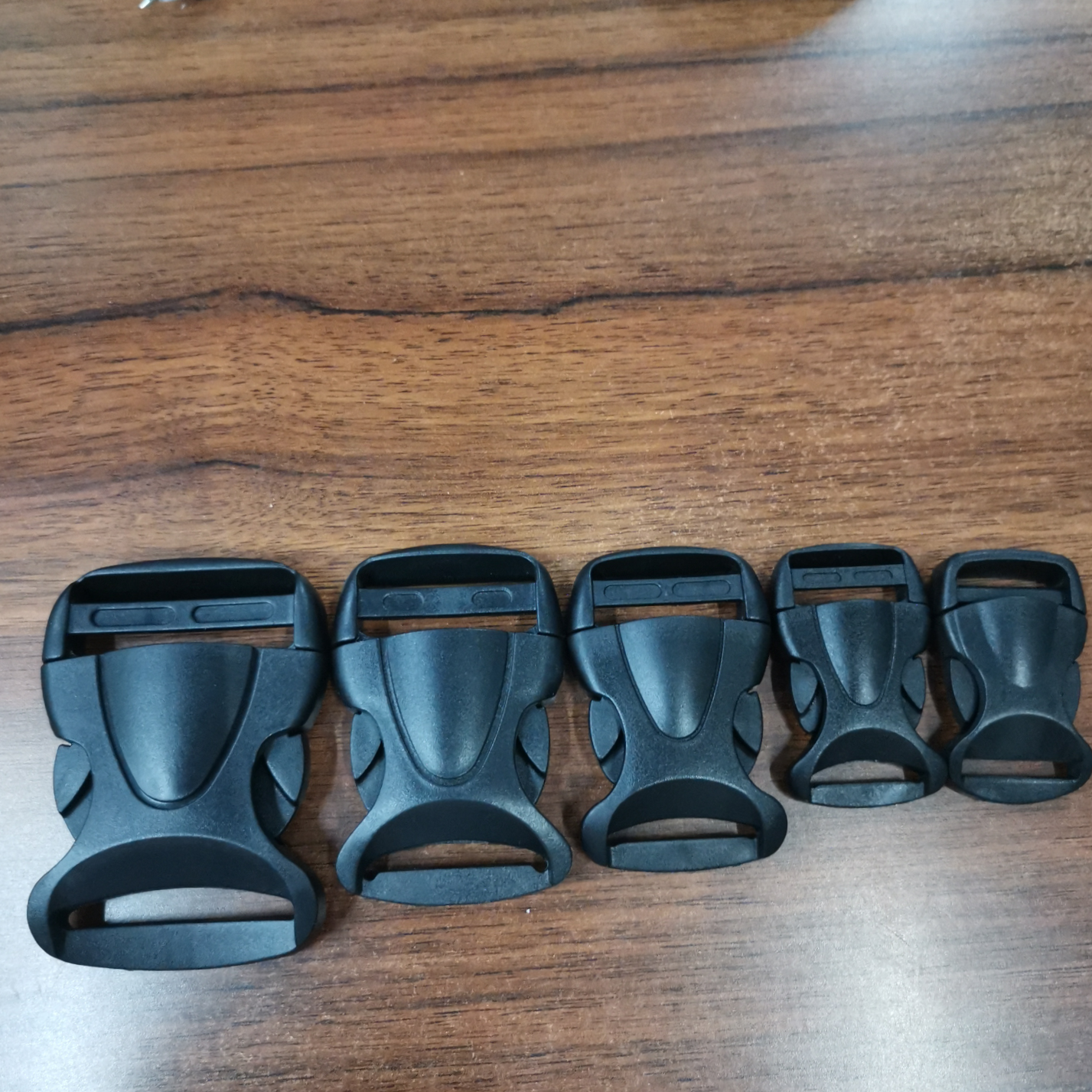 南瓜插扣，厂家直销各种五金配件，塑料配件，拉心扣，方扣，颜色齐全，种类繁多，价格优惠，欢迎来样定做。图