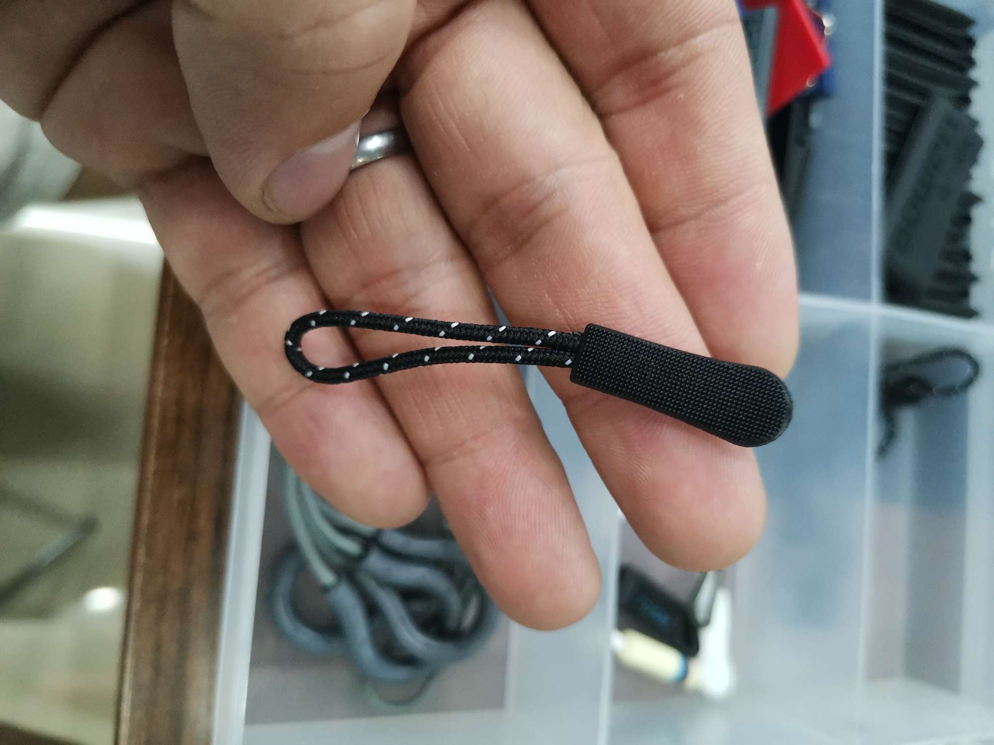 Injection molding tail pull, factory direct sales of various hardware accessories, plastic accessories, pull core buckles, square buckles, complete colors, wide variety, favorable prices. Welcome to customize with samples. Application Scenario