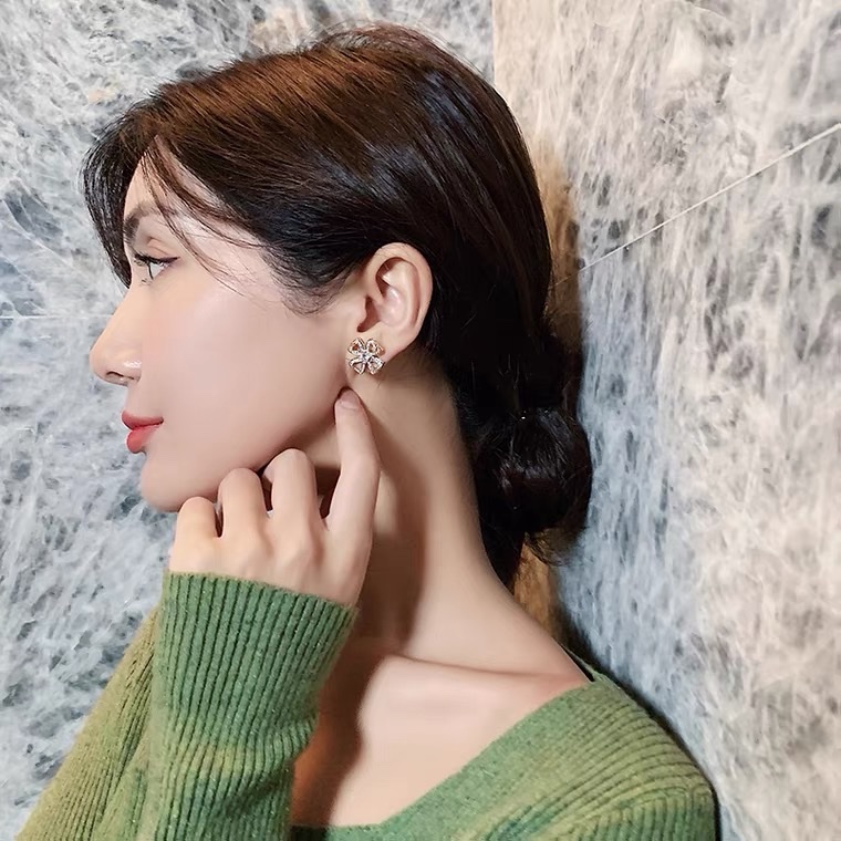 Double bow stud earrings details Picture