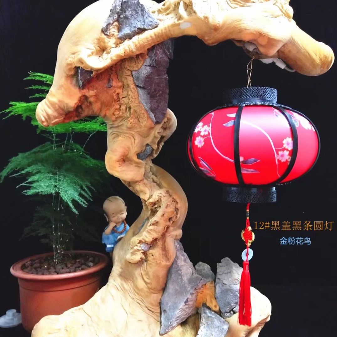 Children wore Hanfu and held palace lanterns, which shone brightly. On the Lantern Festival of 2021, children carried lanterns and New Year's lanterns full figure