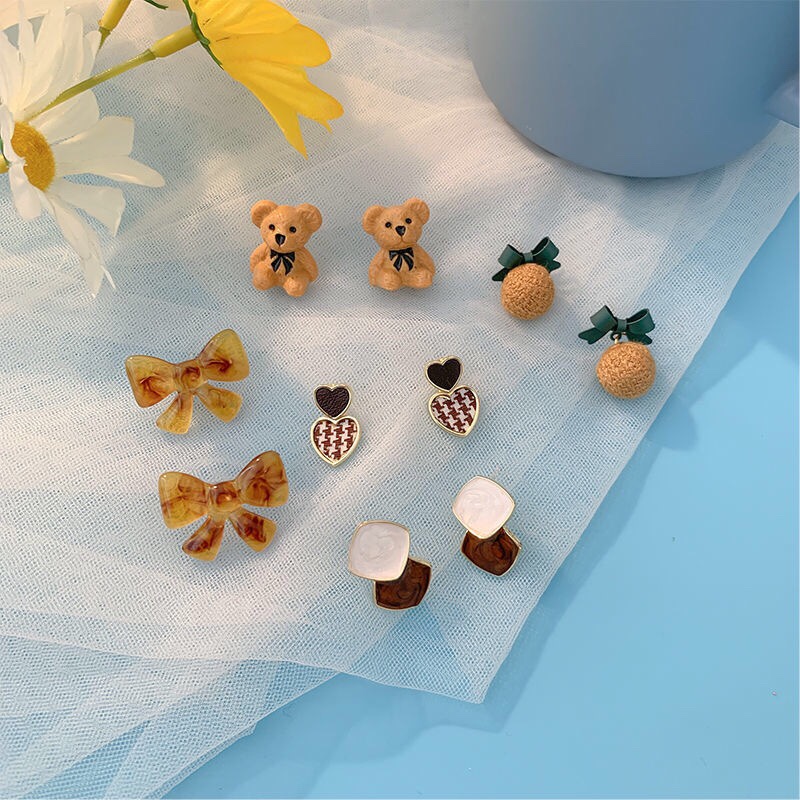 Stud earrings E50