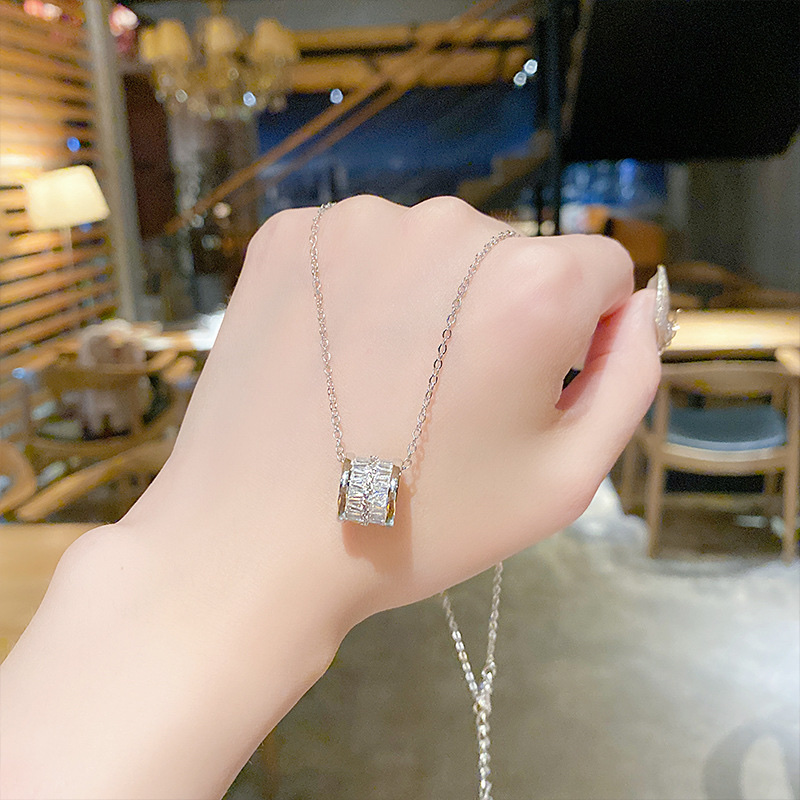 "Big Waist, Light Luxury, Niche design, simple and trendy pendant (Single pendant without chain) Application Scenario