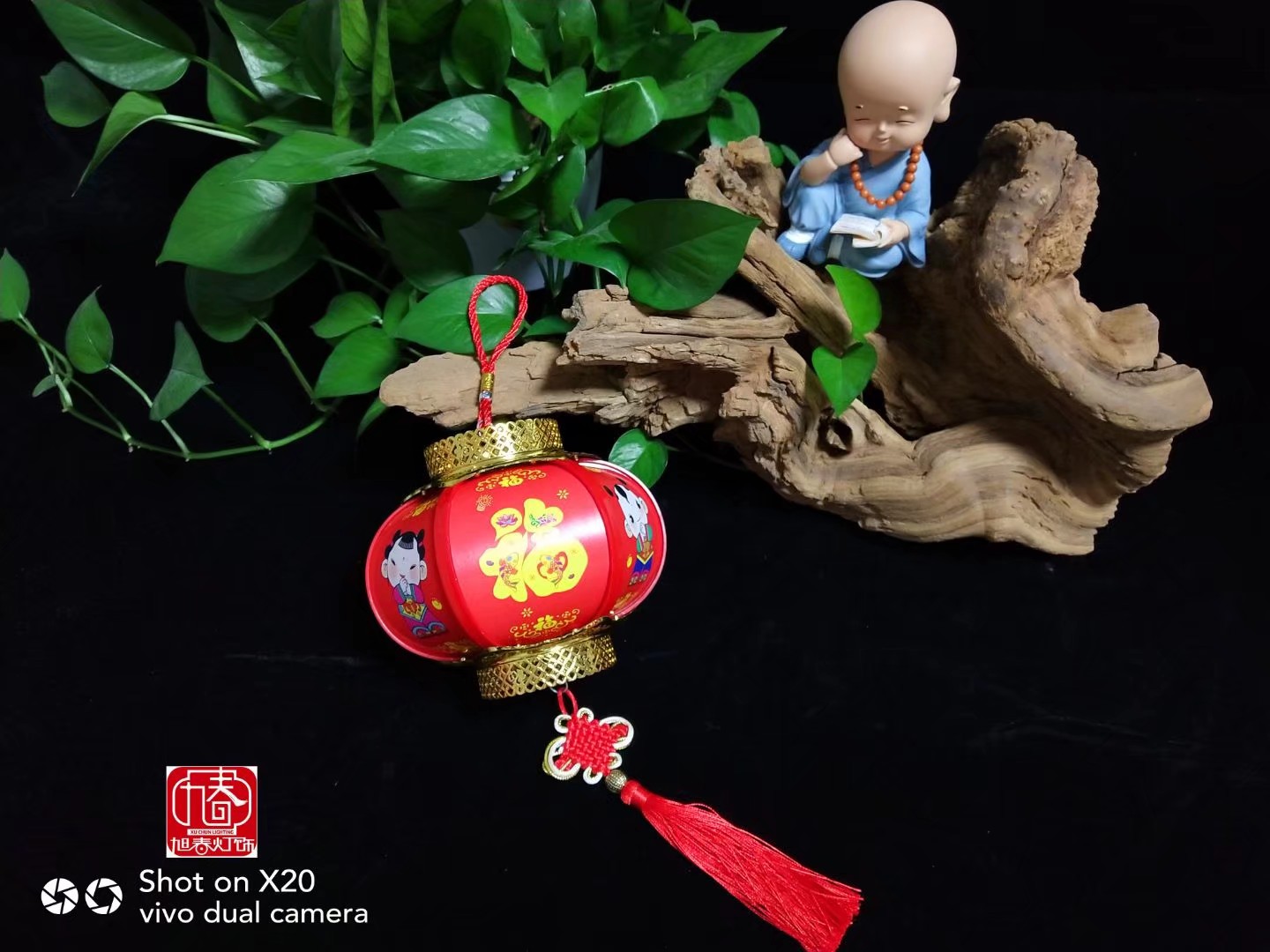 Children wearing Hanfu and holding palace lanterns are shining. Stage decoration for the 2021 Lantern Festival: Children carrying lanterns Specification drawing