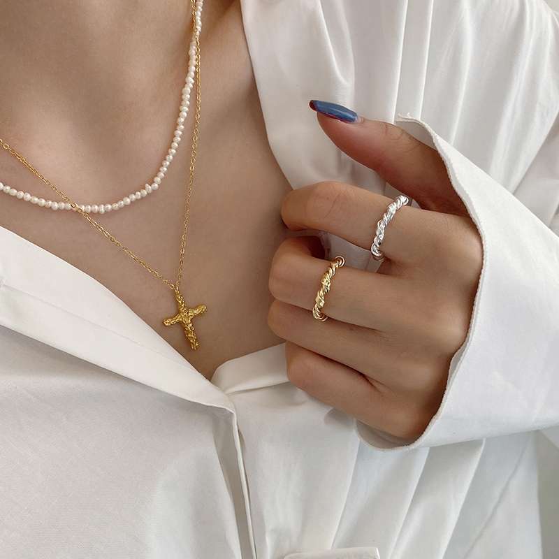 Handcrafted plain silver twisted knot ring, fashionable women's ring, design sense, ins ring, trendy for women Application Scenario