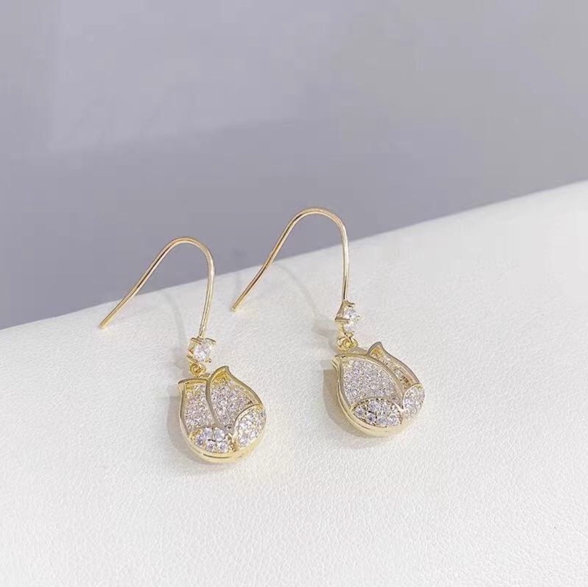 The 2021 new Korean-style earrings are trendy and suitable for square faces, with exaggerated and elegant white tulip earrings